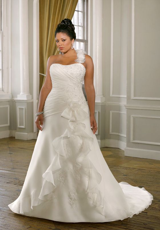 plus-size-wedding-dresses-one-shoulder4