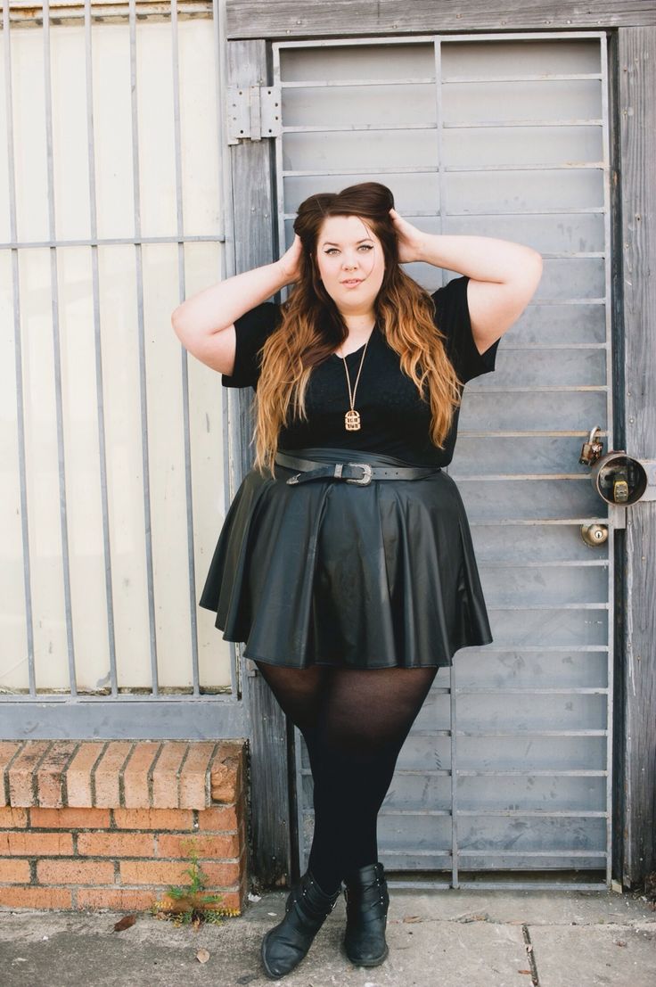 5 stylish ways to wear a plus size mini black skirt