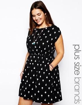 5-chic-black-and-white-plus-size-dresses-2