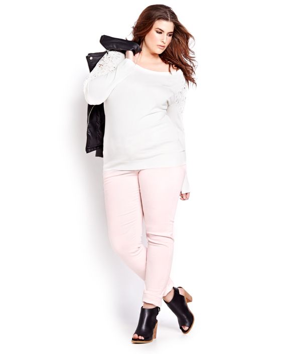 how-to-wear-pastel-pink-pants-in-plus-size-outfits