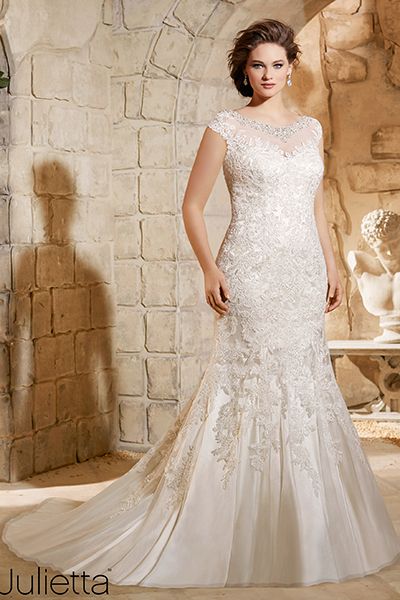 5-plus-size-wedding-dresses-for-spring-1