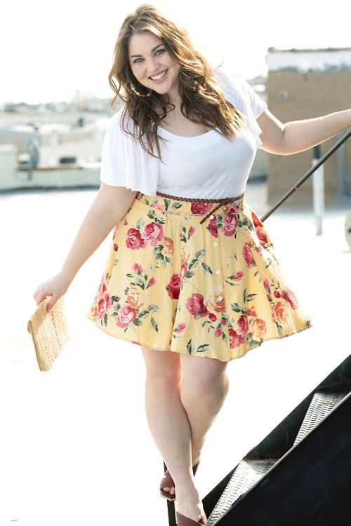 5-stylish-spring-outfits-with-a-plus-size-floral-skirt-2