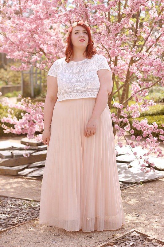 What top to wear with a plus size maxi skirt